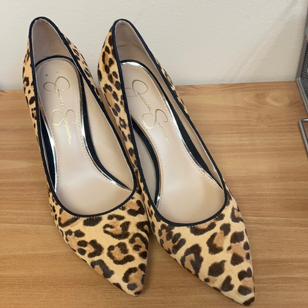 JESSICA SIMPSON Leopard Pumps.
